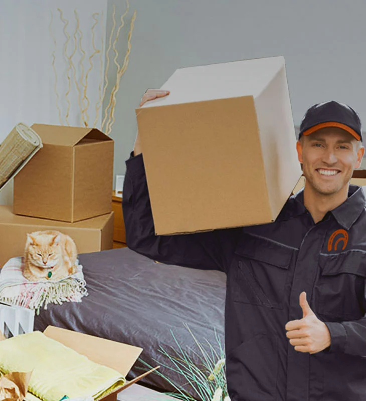 Грузчик при переносе груза во время переезда в Харькове